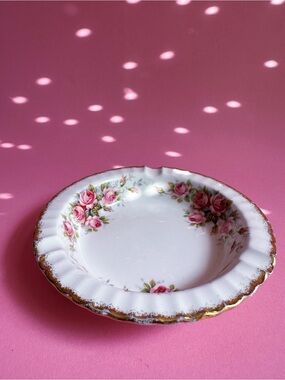 Paragon Ashtray, Elizabeth Rose, Roses, Gold Trim
